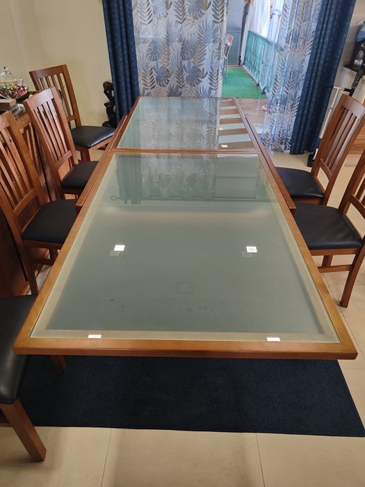 Mesa de jantar e cadeiras