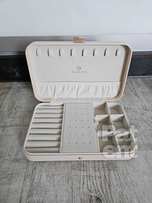 Szkatułka kuferek organizer na biżuterię jasny na podróż w domu