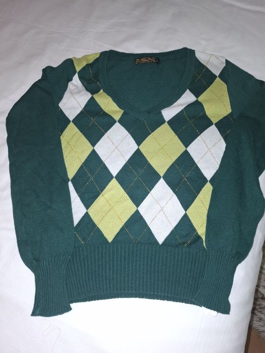 Várias peças de roupa usada