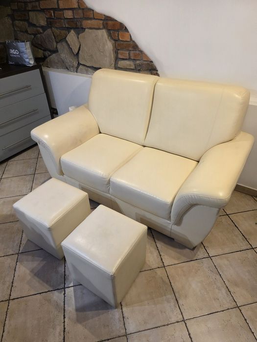 Sofa dwuosobowa z pufami