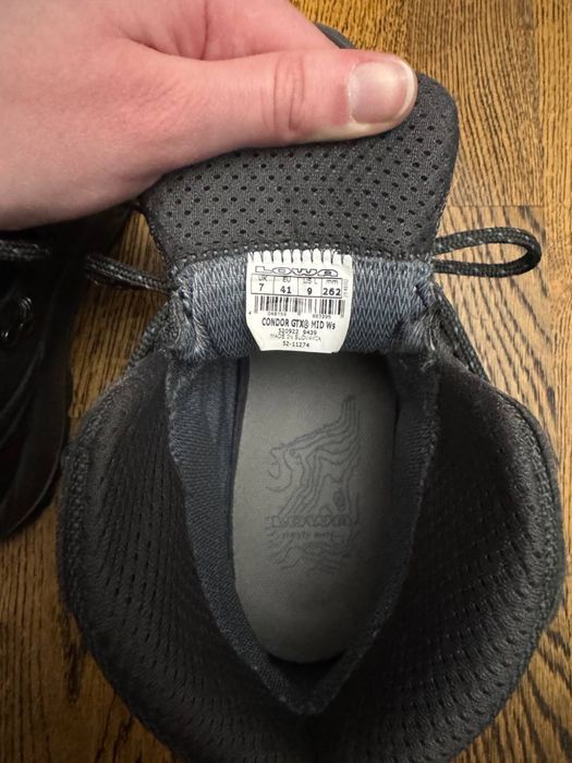 Продам трекінгові черевики Lowa