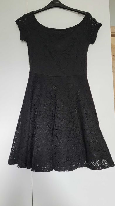 Koronkowa czarna elegancka sukienka Sinsay