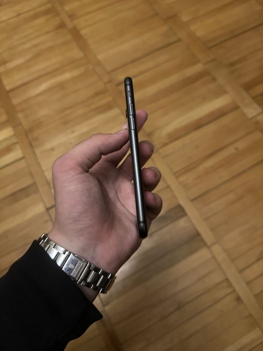 Продам iPhone 8 64gb Black