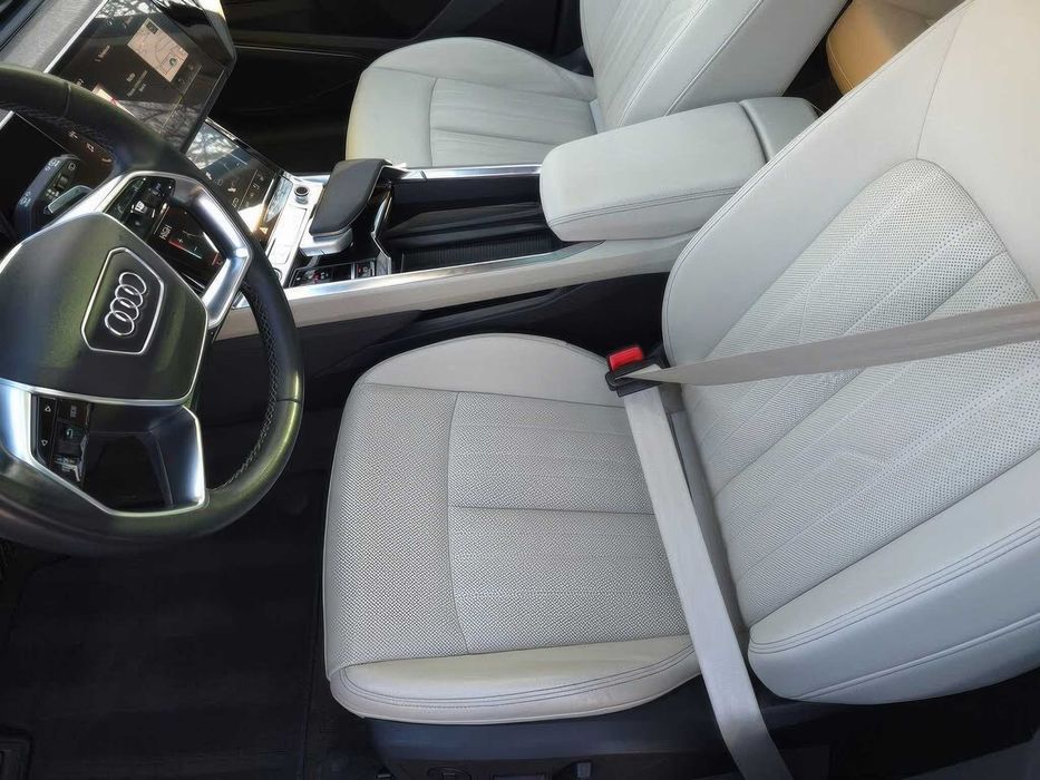 Audi Q8 e-tron quattro Premium Plus      2024