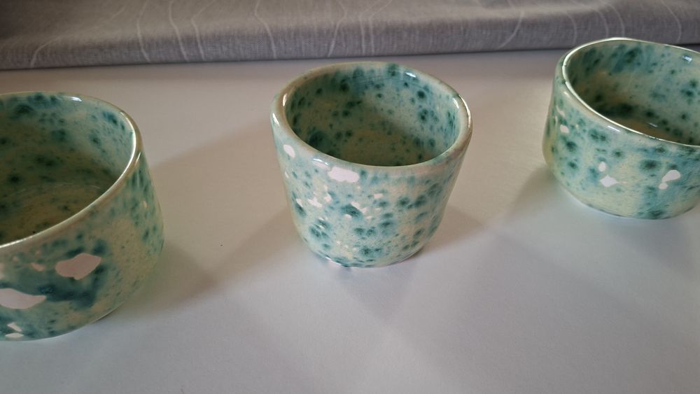 Conjunto de 3 chávenas em cerâmica artesanal — feito à mão