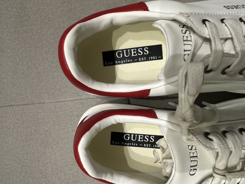 Sneakersy guess biały z czerwonym.