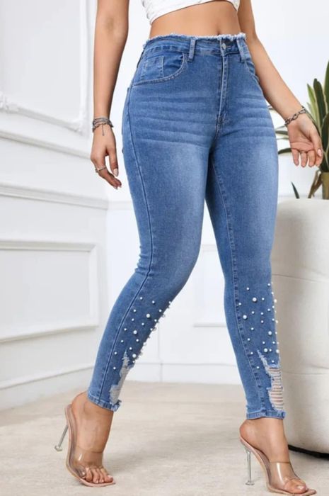 Dżinsowe spodnie rurki z perełkami.