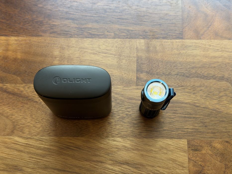 Olight Baton 3 z etui ładującym latarka + ładowarka