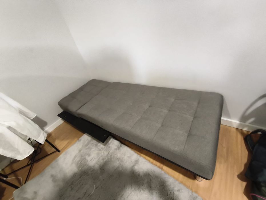 Sofás,cadeiras altas, máquina de café, máquina de gelados