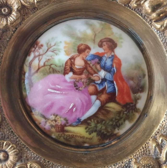 Fascinante aneleira em bronze com medalhão de porcelana pintada