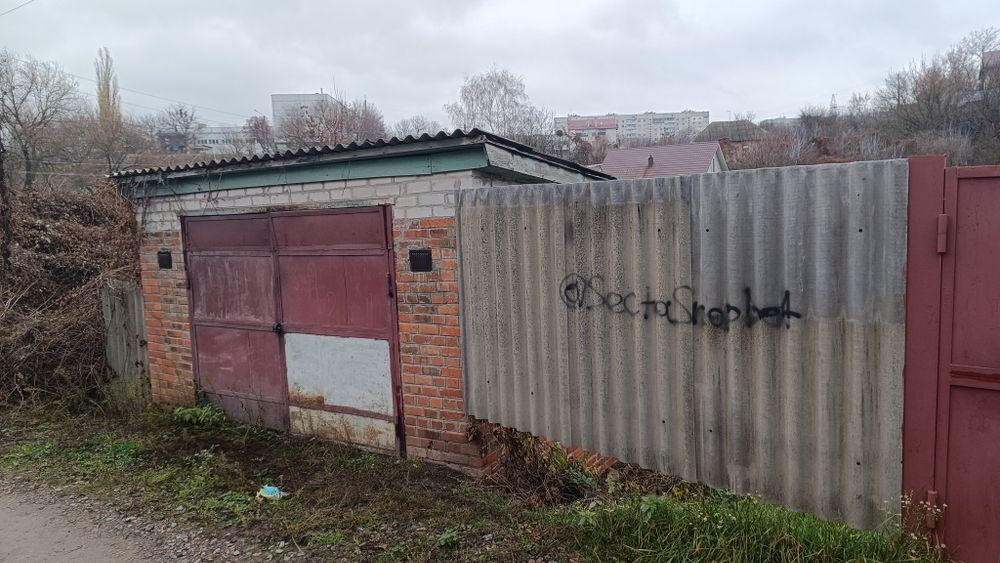 Продаж будинку з гаражем із земельною ділянкою поруч центру міста