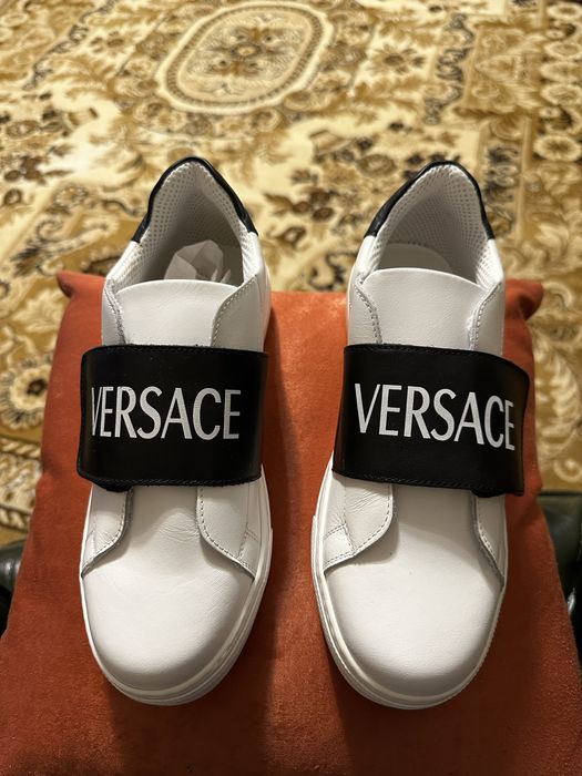 Продам нові кросівки Versace