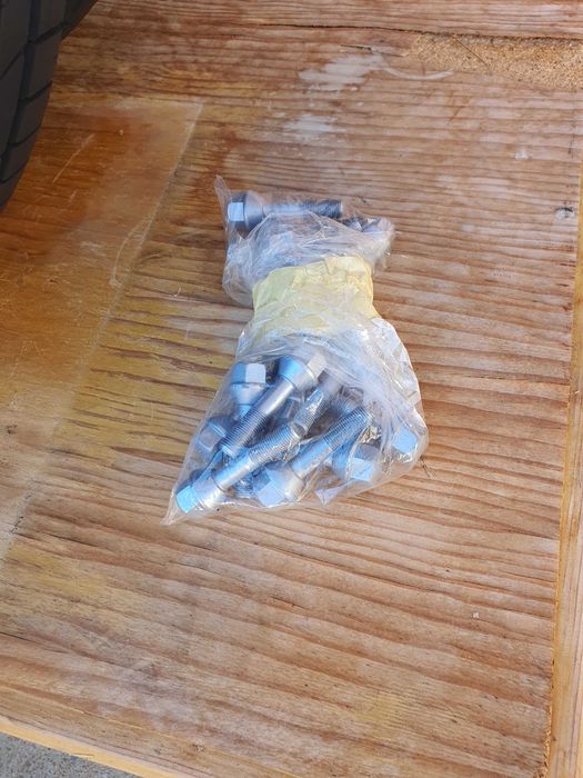 Vendo quatro jantes 15" com pneus novos.