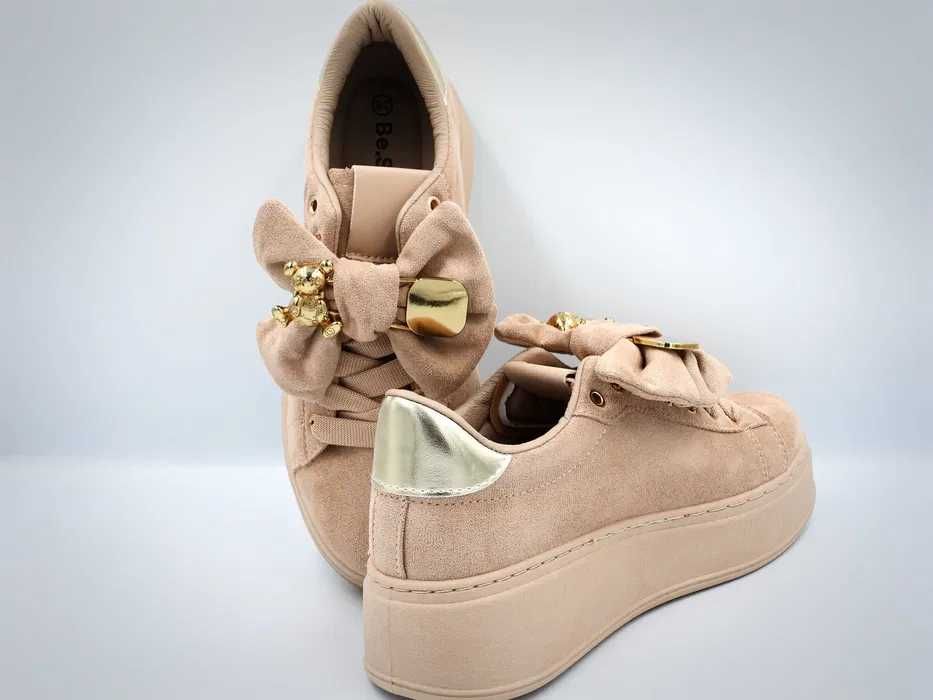 Sneakersy  z złotą broszką 40