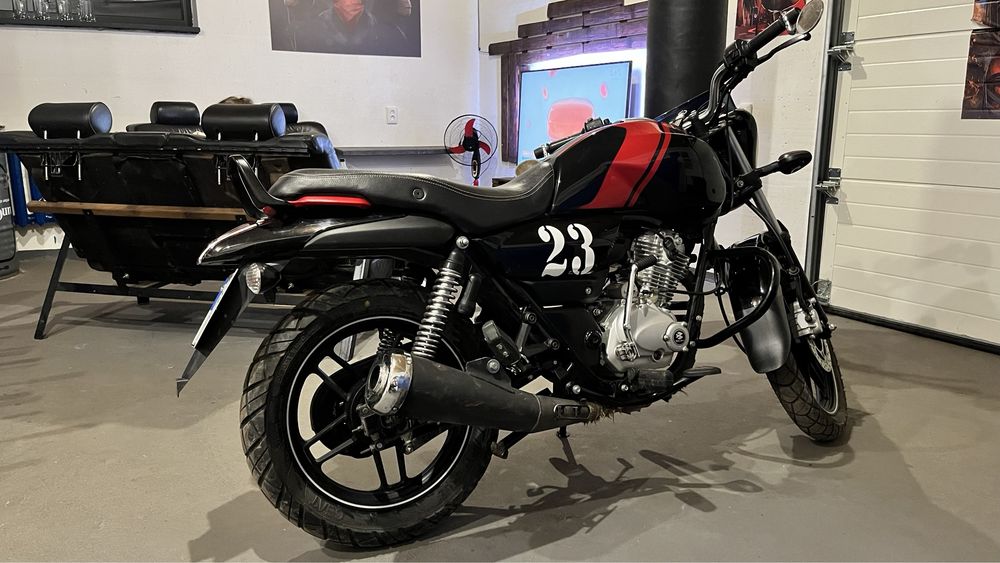 Мотоцикол bajaj v15