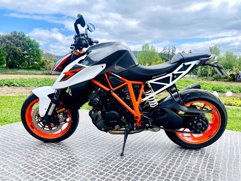 KTM 1290 SuperDuke R– Akrapovic | Full Extras | [Com vídeo]