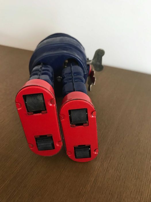 Robot de corda em metal