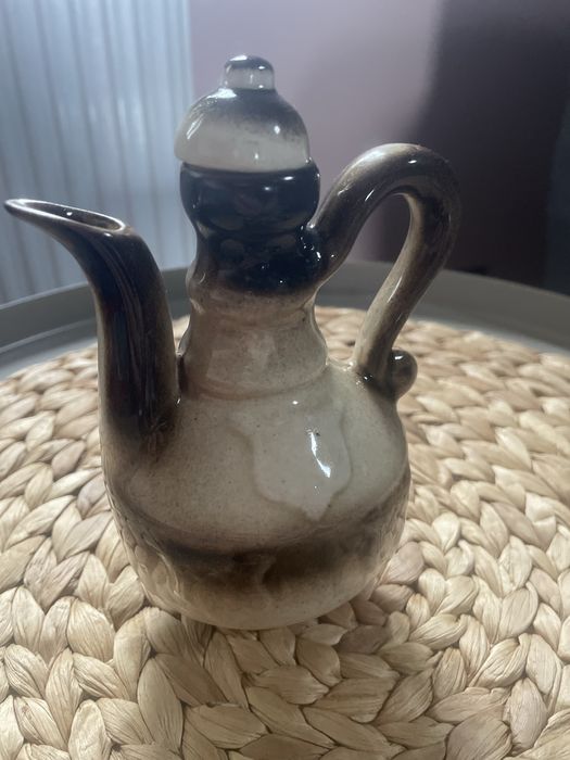 Zestaw ceramiczny – karafka + 6 kieliszków (PRL / retro)