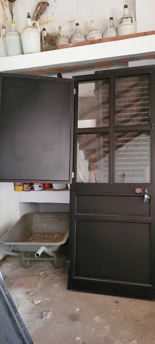 Porta castanha com portada interior