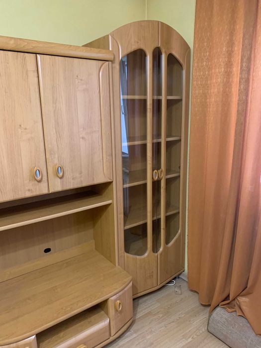 Duża, pojemna meblościanka, szafa z lustrem, witryna – idealna do salonu