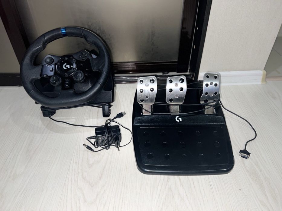 Проводной руль Logitech G923 Racing Wheel and Pedals