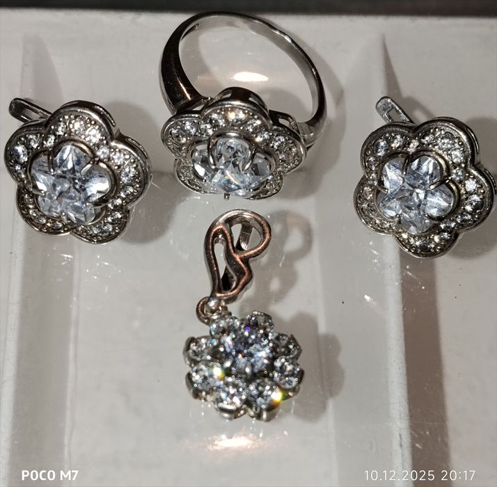 Кольцо и серьги  и подвеска925 пробы с церкониями заводское