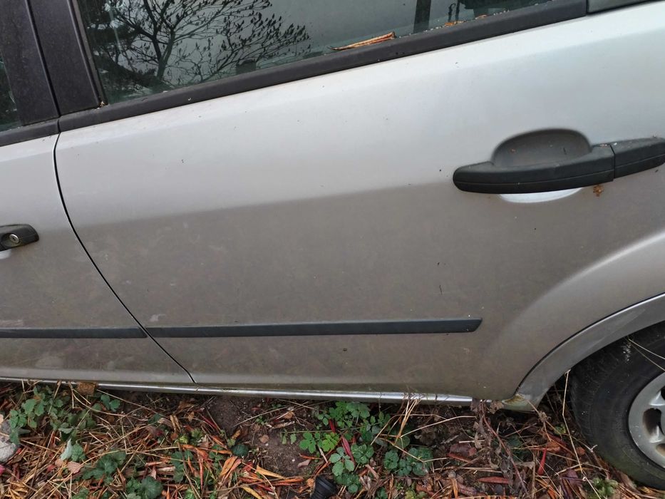 Ford Focus mk2 części  kolor 03 srebrny brak błotników