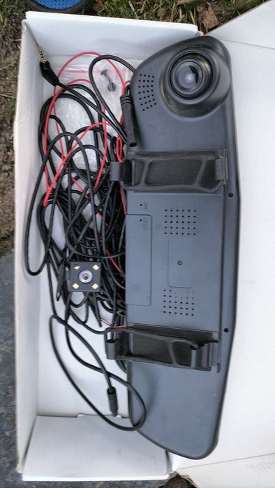 Зеркало з камерою заднього ходу.