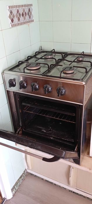 Ofereço fogão antigo a gás natural, com forno, a funcionar
