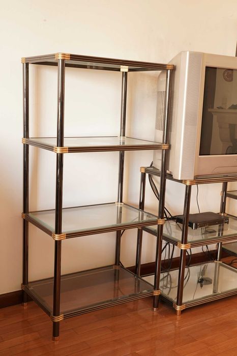 Conjunto de estantes metálicas vintage com prateleiras em vidro