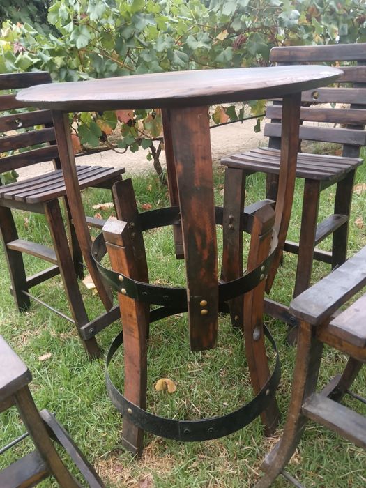 Cadeiras altas e mesa rústicas feitas de madeira de pipos