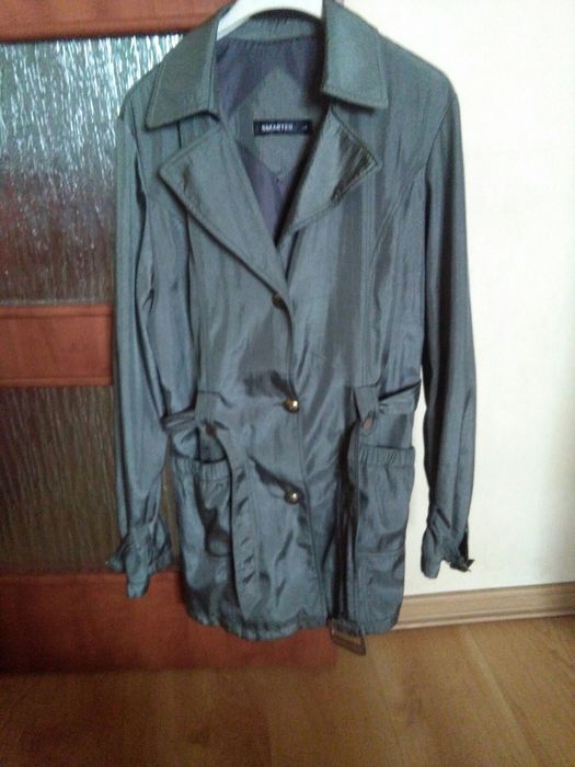 Zielony płaszcz trencz