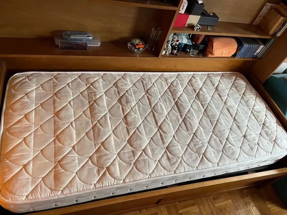 Cama, colchão e armário embutido (Moviflor)