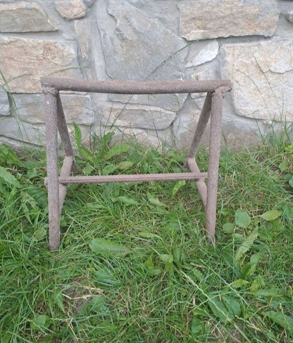 Стійки металеві в хорошому стані