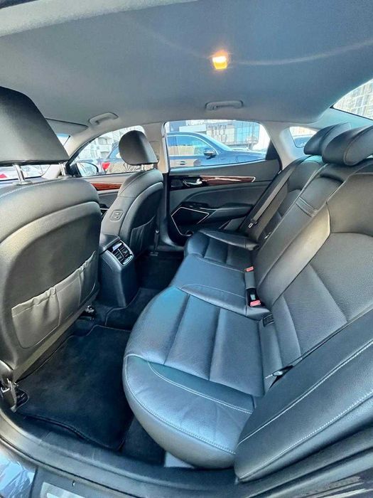 Автомобіль седан КІА  К7