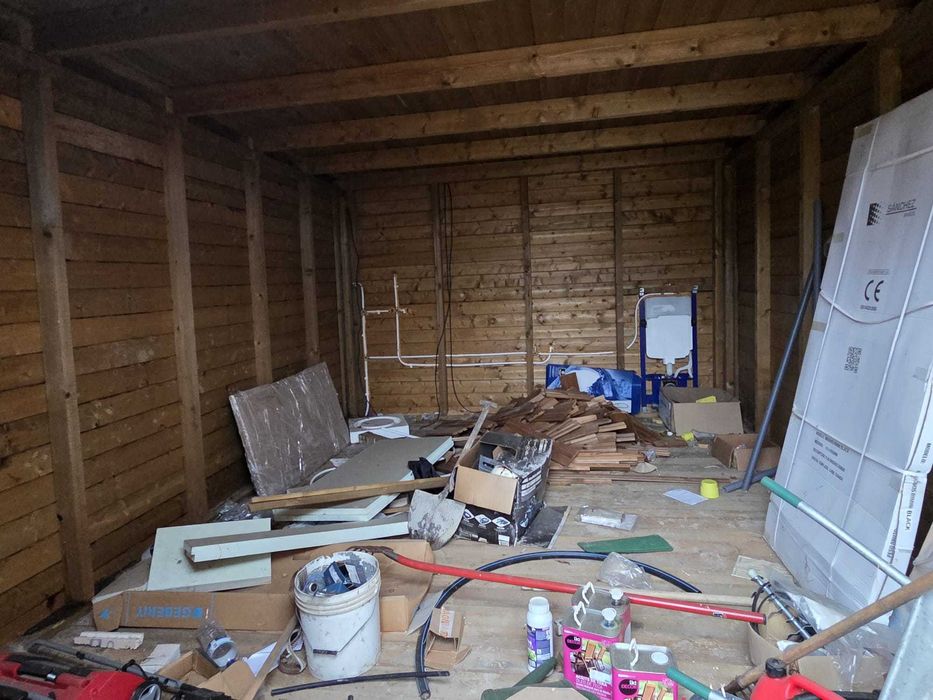 Casa de Madeira com arrumos e WC