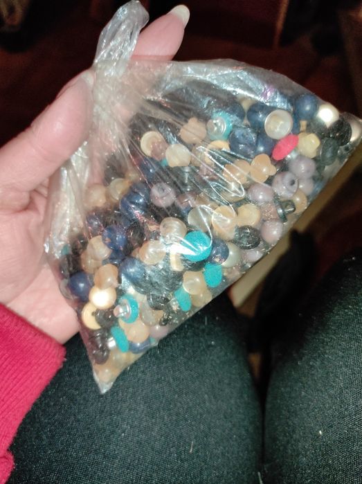 Guziki MIX na nóżce stopce