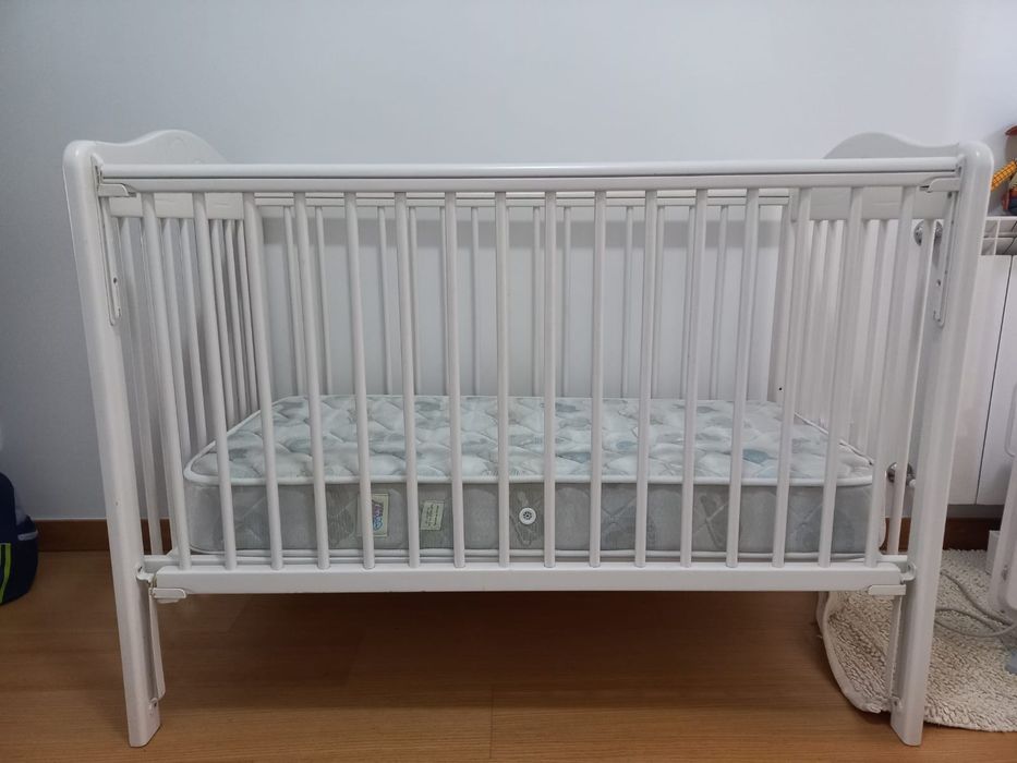 Cama de grades e colchão bebé