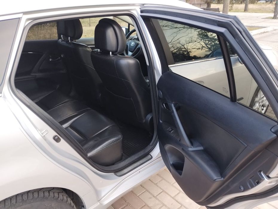 Автомобиль Toyota Avensis