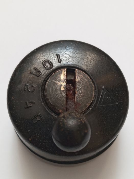 Вимикач ретро 1946 р. 10А 24В