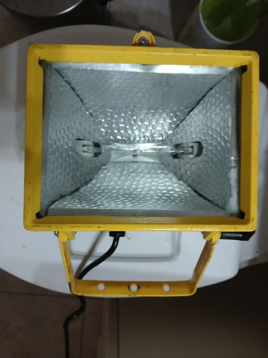 Holofote em bom estado