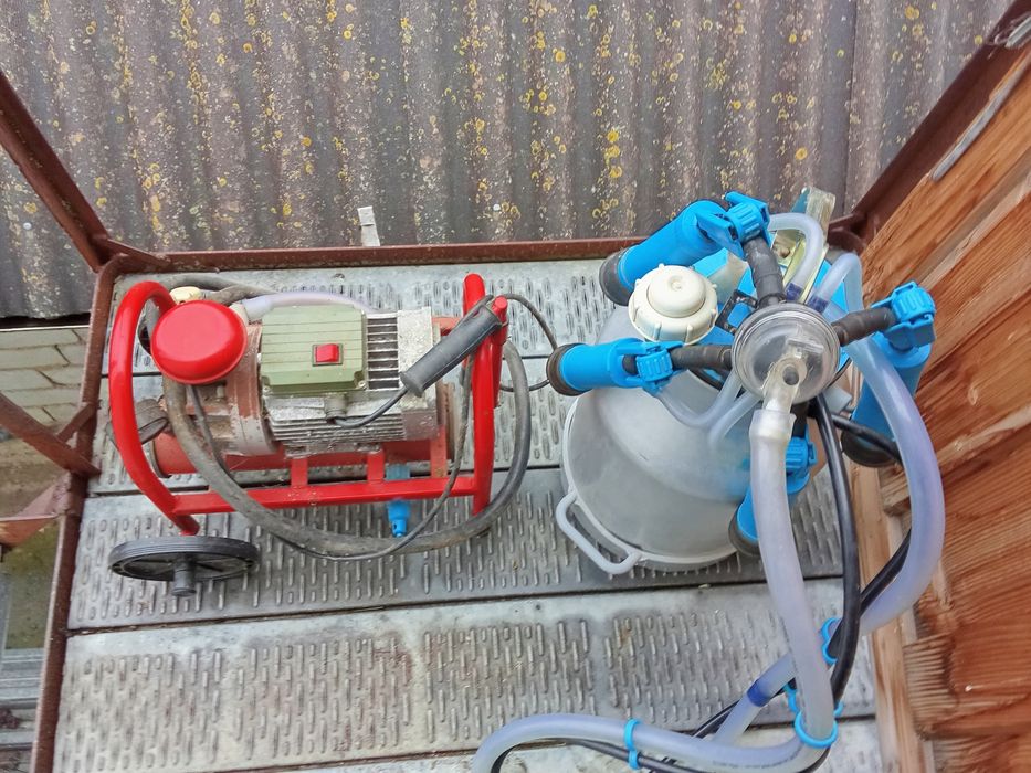 Доїльний апарат Бурьонка.Був у використанні приблизно пів року.