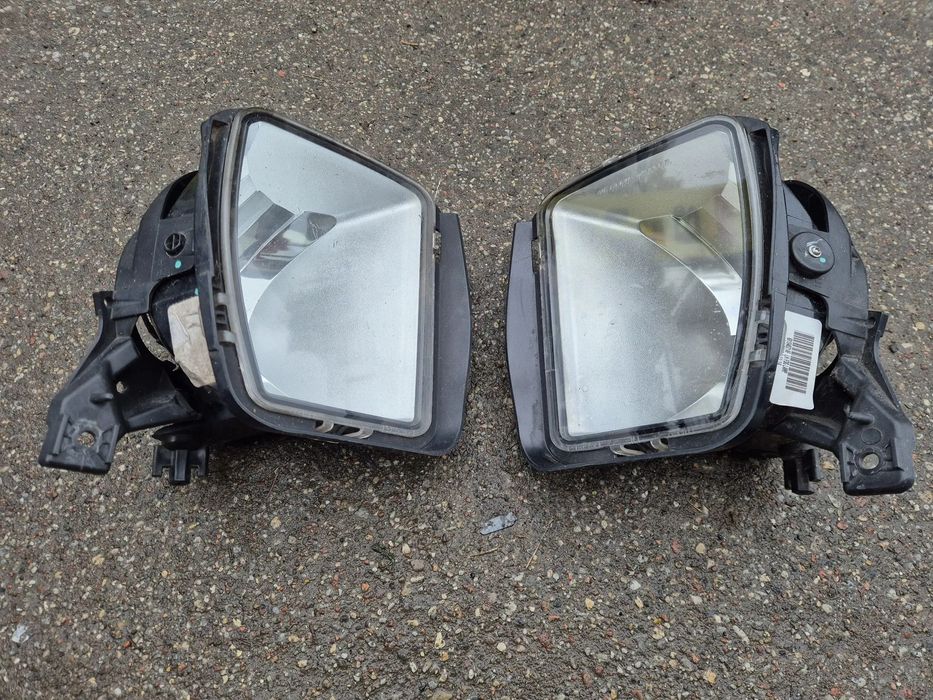 Dodge RAM IV 1500 lifting 13- halogen lewy prawy lampa przeciwmgielna