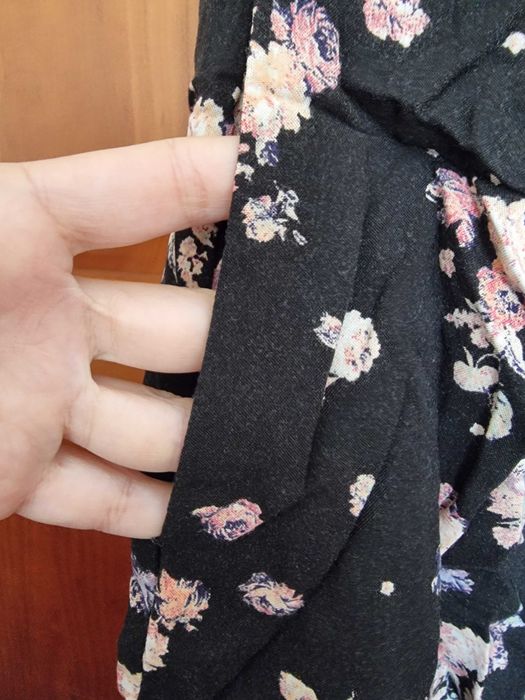 Saia preta florida Stradivarius, tamanho XS