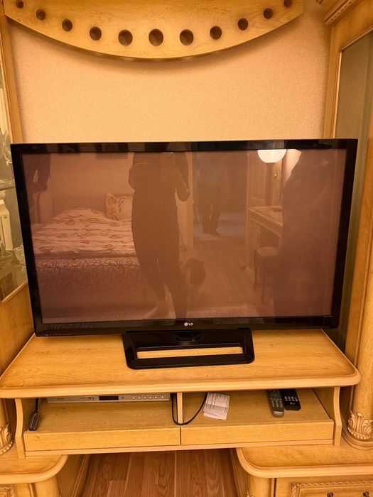 Великий телевізор LG 42 PA450T