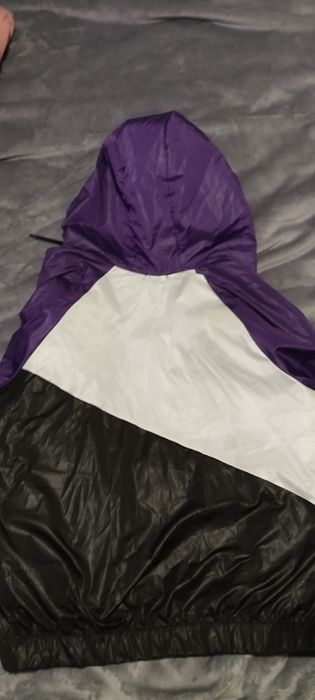 Жіночка вітровка