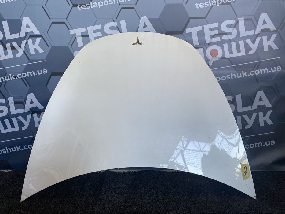 Капот Tesla Model 3