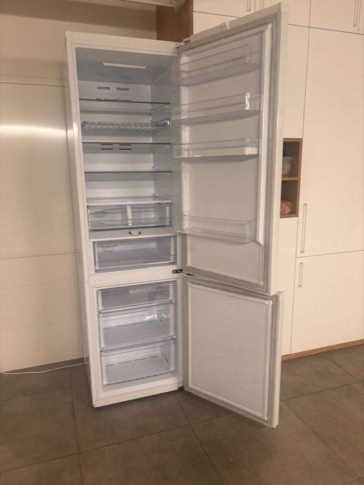 Lodówka wolnostojąca Samsung RB38C605CWW - jak nowa