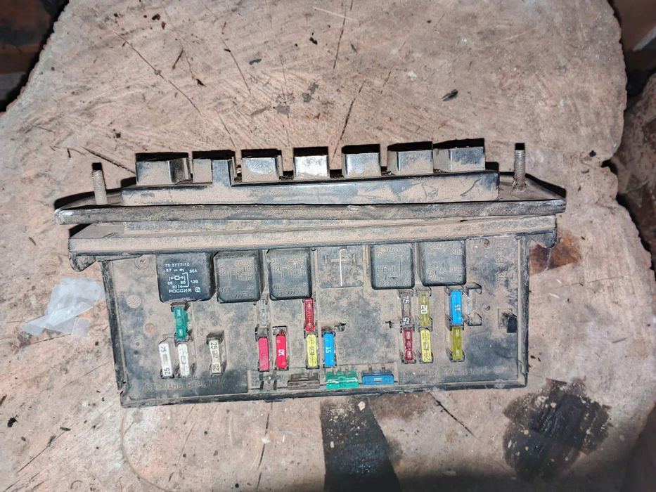 Продам блок запобіжників ВАЗ в хорошому робочому стані.