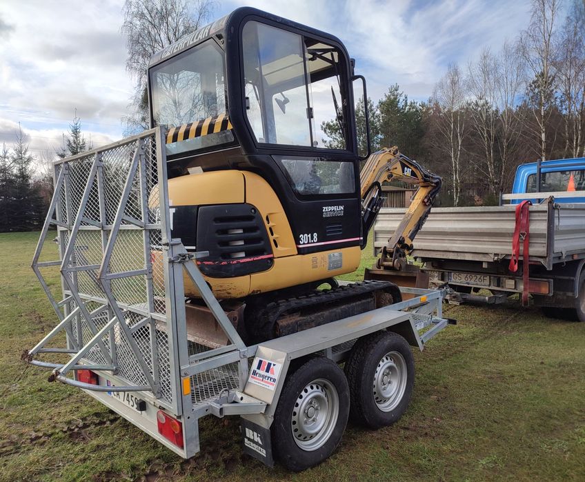 Minikoparka roboty ziemne wywrotką transport